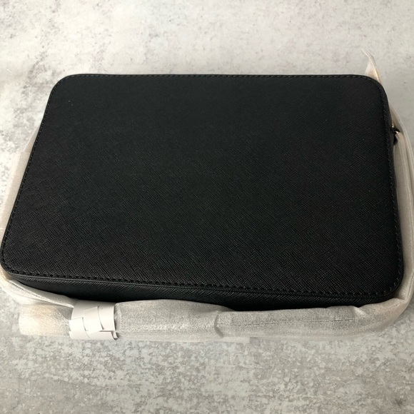 Michael Kors Black Leather Jet Set Item
E W Zip Crossbody Bag Gold Hardware - Picture 4 of 10